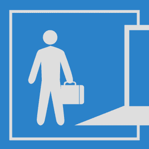 Ilustração de um homem parado em frente a uma porta aberta com uma maleta na mão