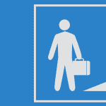 Ilustração de um homem parado em frente a uma porta aberta com uma maleta na mão; ao lado há um computador