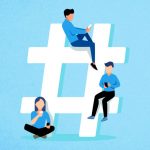 Três usuários de redes sociais usam o celular ao lado de um hashtag gigante