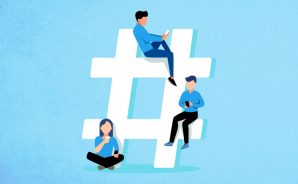 Três usuários de redes sociais usam o celular ao lado de um hashtag gigante