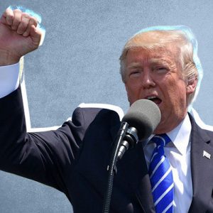 Presidente Trump ergue punho e discursa para plateia