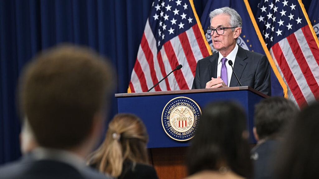 Powell, Powell sinaliza adiamento de corte de juros após surpresas na inflação, Capital Aberto